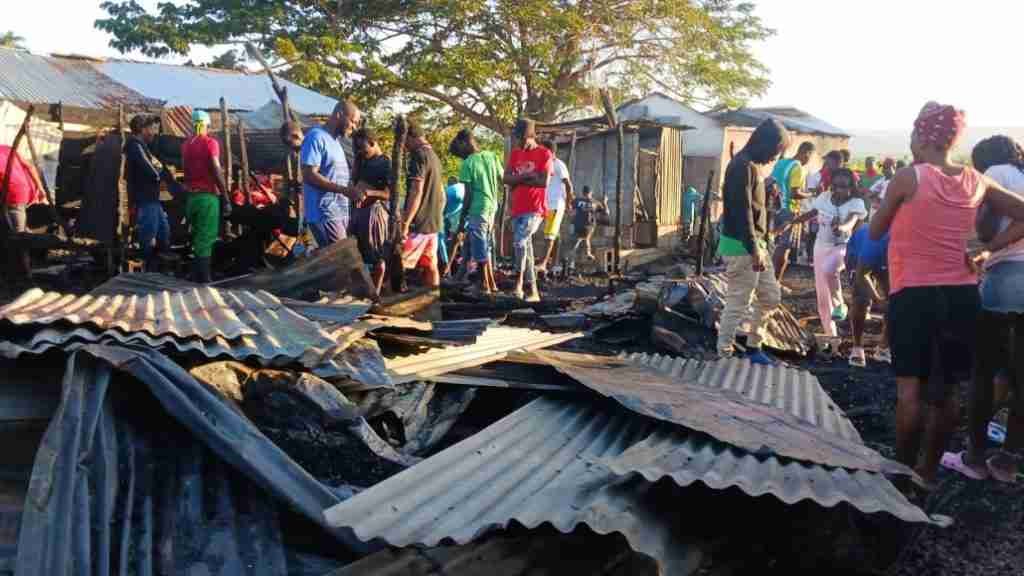 Video: Fuego destruye siete casas y dos pensiones en Navarrete