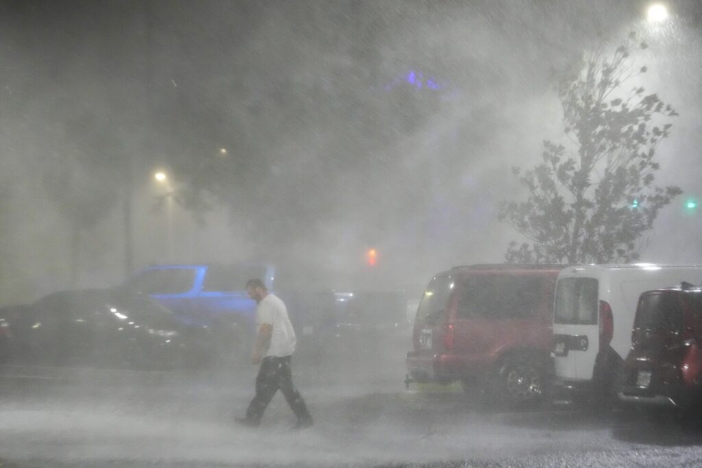 Suben a 16 los muertos por los tornados y el huracán Milton en Florida