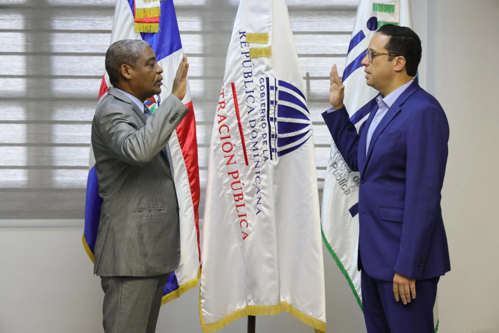 Ministro de Administración Pública juramenta a Gregorio de Jesús Montero como nuevo director del INAP juramenta