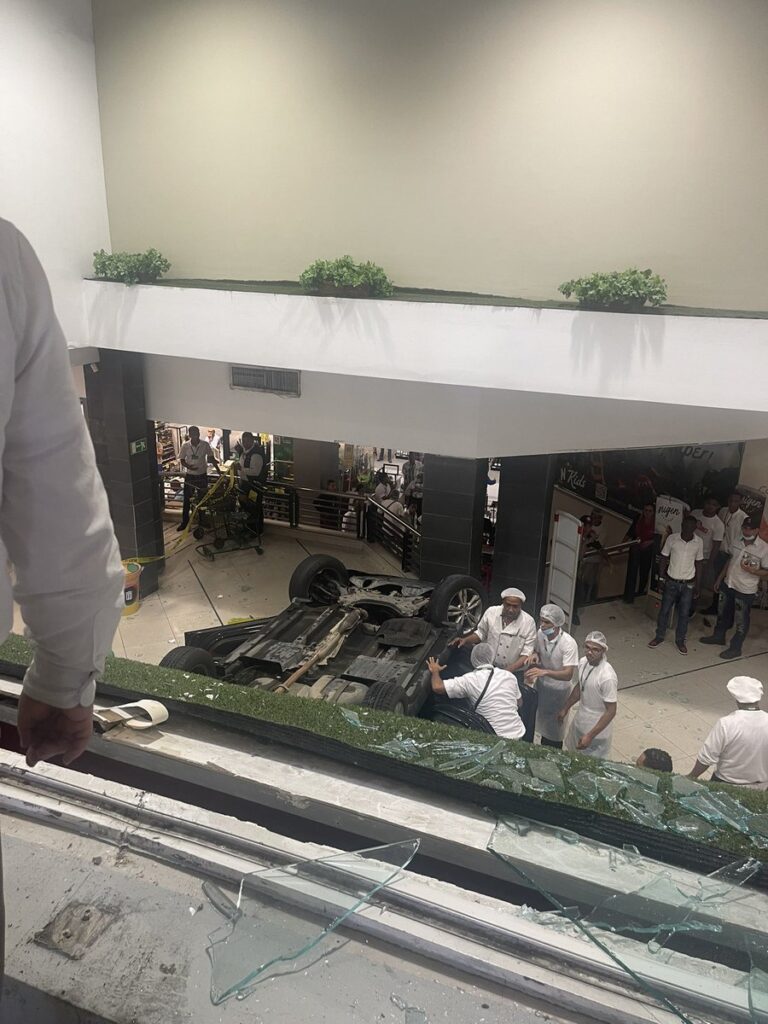 Vehículo cae desde techo de un supermercado en 27 de Febrero; se desconocen detalles de heridos