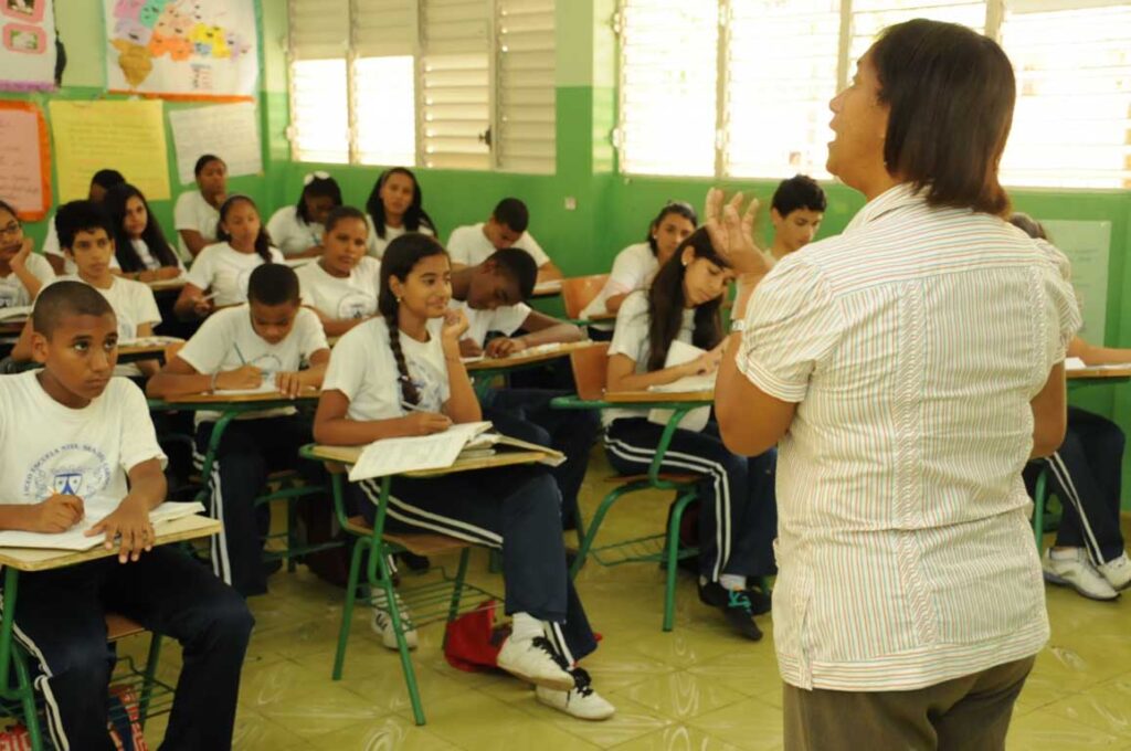 Educación invierte RD$474 mil millones en tres años para formación docente