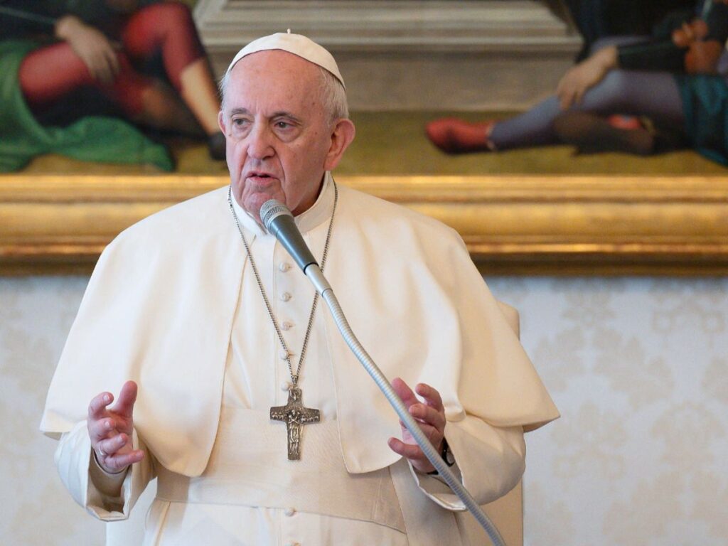 El papa pide «medidas urgentes» y «sacrificios» para sostener las pensiones del Vaticano