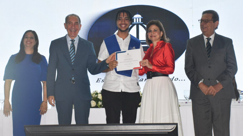 Raquel Peña encabeza graduación de 16,000 estudiantes del programa Inglés de Inmersión