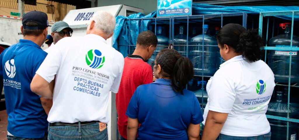 Decomisan cientos de botellones de agua que estaban expuestos a los rayos del sol