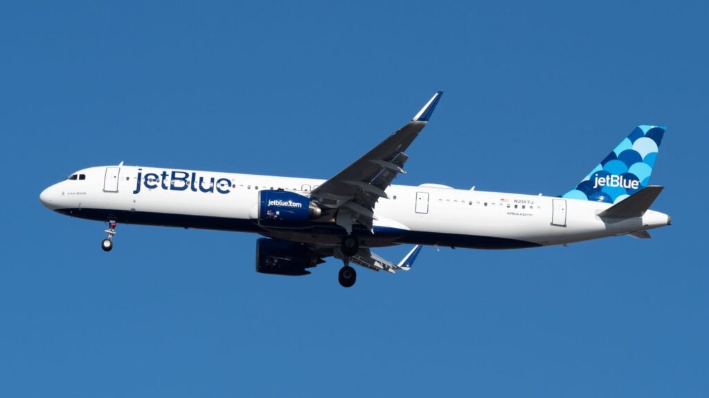 EE.UU. multa con dos millones de dólares a JetBlue por "demoras crónicas" de sus vuelos