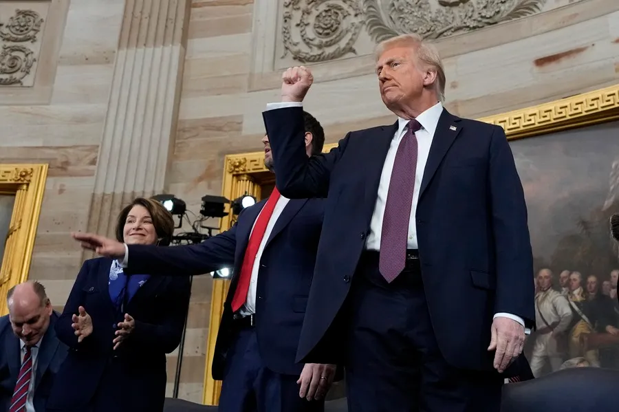 Trump invocará una ley de «enemigos extranjeros» y declarará una emergencia en la frontera sur Trump