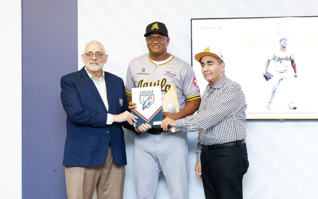 Enny Romero y Ángel Ovalles, premiados por LIDOM