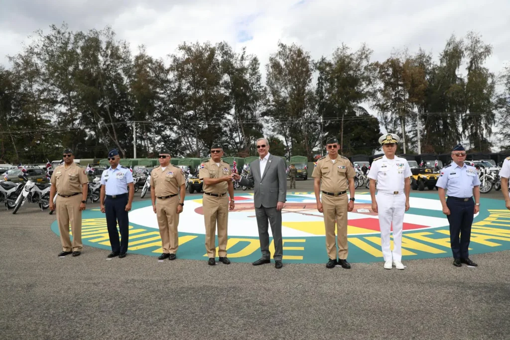Abinader entrega nueva flotilla de vehículos para las Fuerzas Armadas