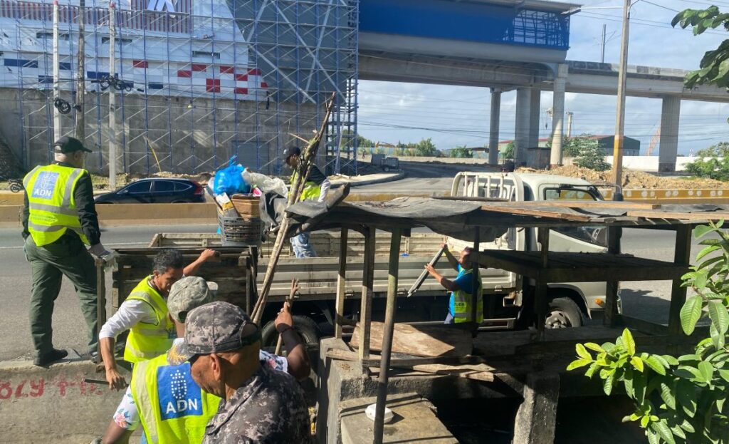 Desmantelan puestos de venta informales en el kilómetro 9 de la autopista Duarte