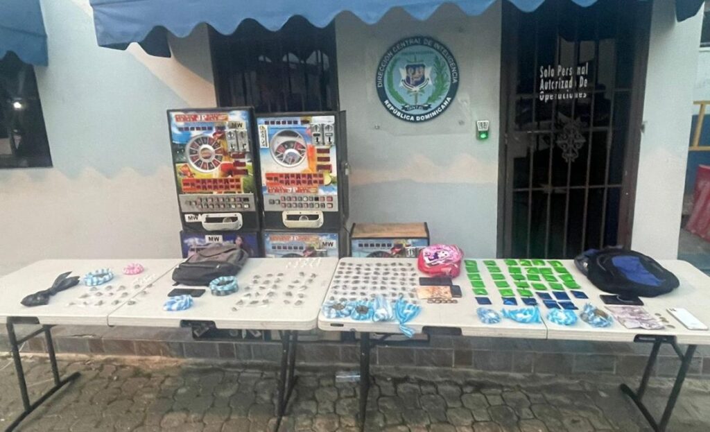 Apresan seis hombres con drogas y balanzas, tragamonedas y más de 700 mil pesos en operativos
