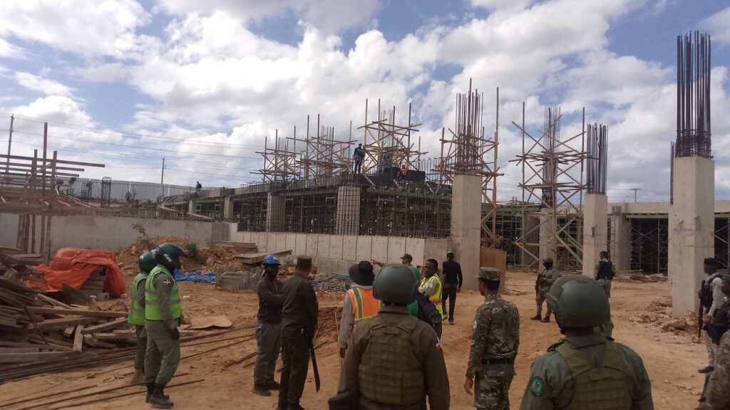 Paralizan obras irregulares en la avenida Ecológica de Santo Domingo Este