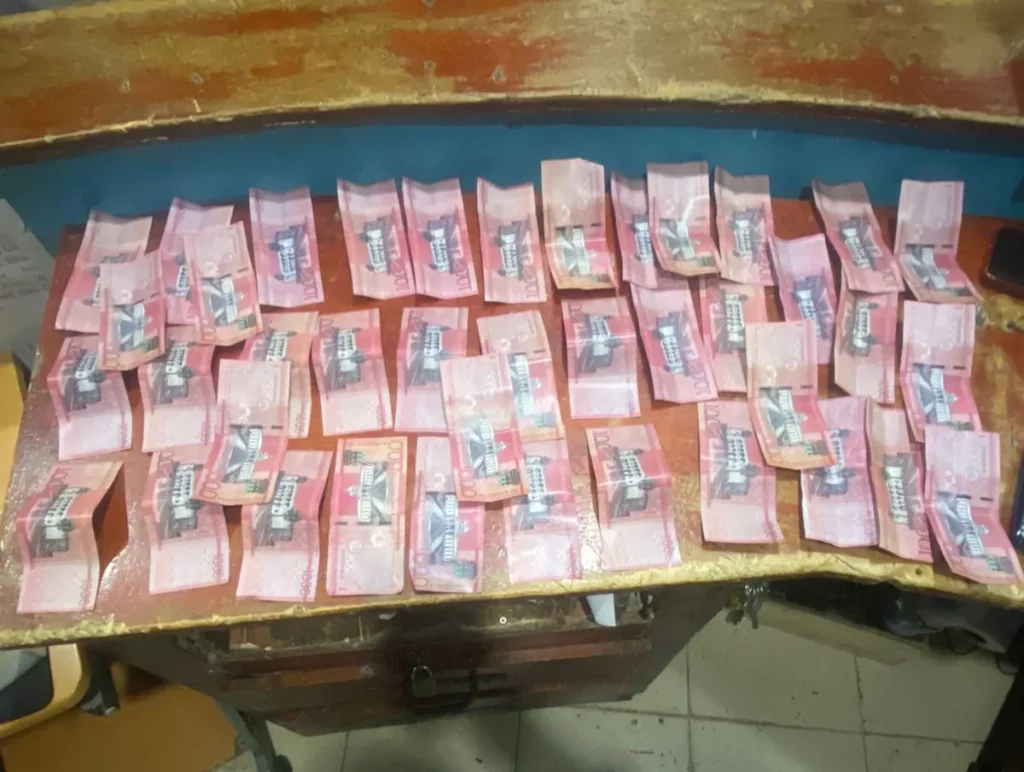 Detienen a joven por intento de estafa con billetes falsos en compra de dólares