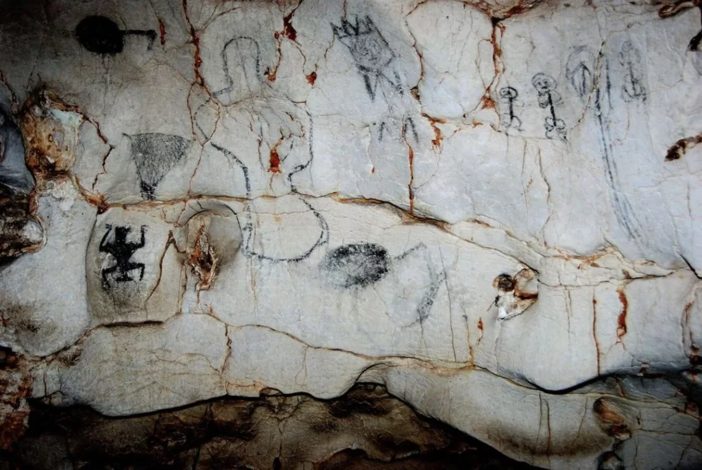 Academia de Ciencias: Cuevas del Pomier albergan 1,700 muestras de arte rupestre