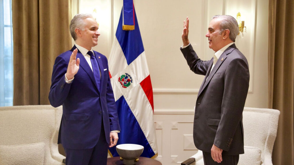 Abinader juramenta como nuevos ministros a Eduardo Estrella y Luis Miguel De Camps