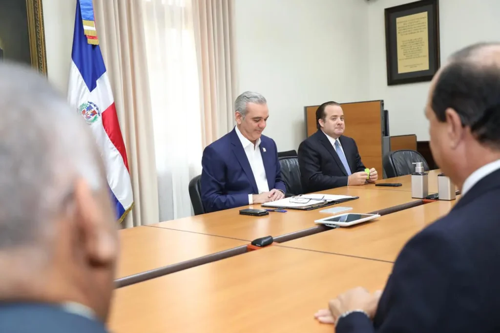 JCE presenta al presidente Abinader el proyecto para la nueva cédula de identidad y electoral