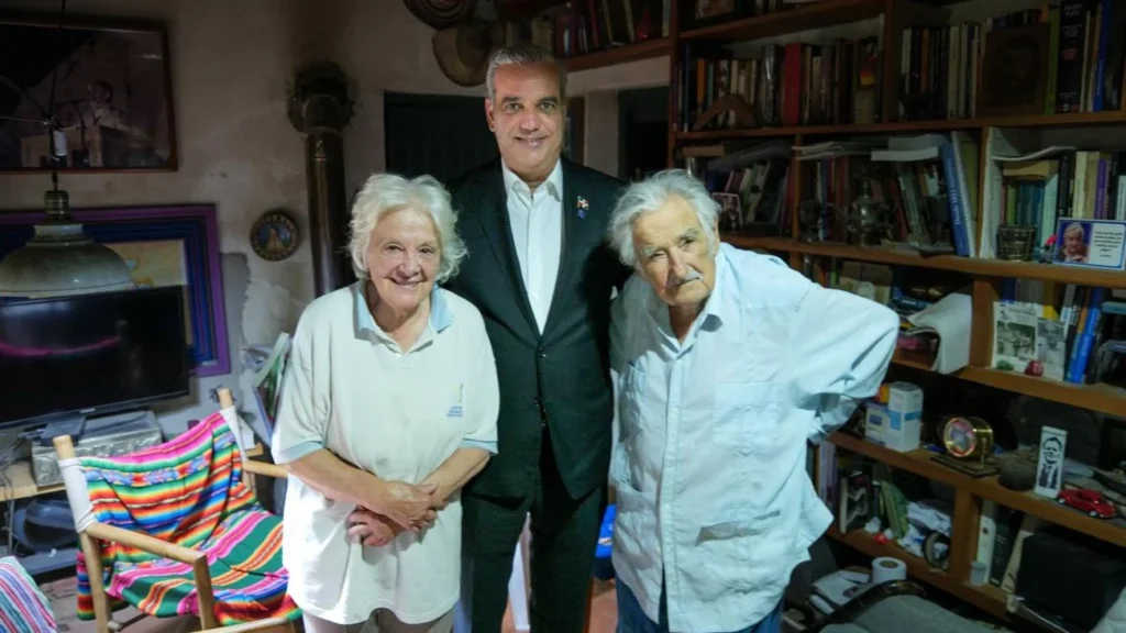 Abinader y Mujica