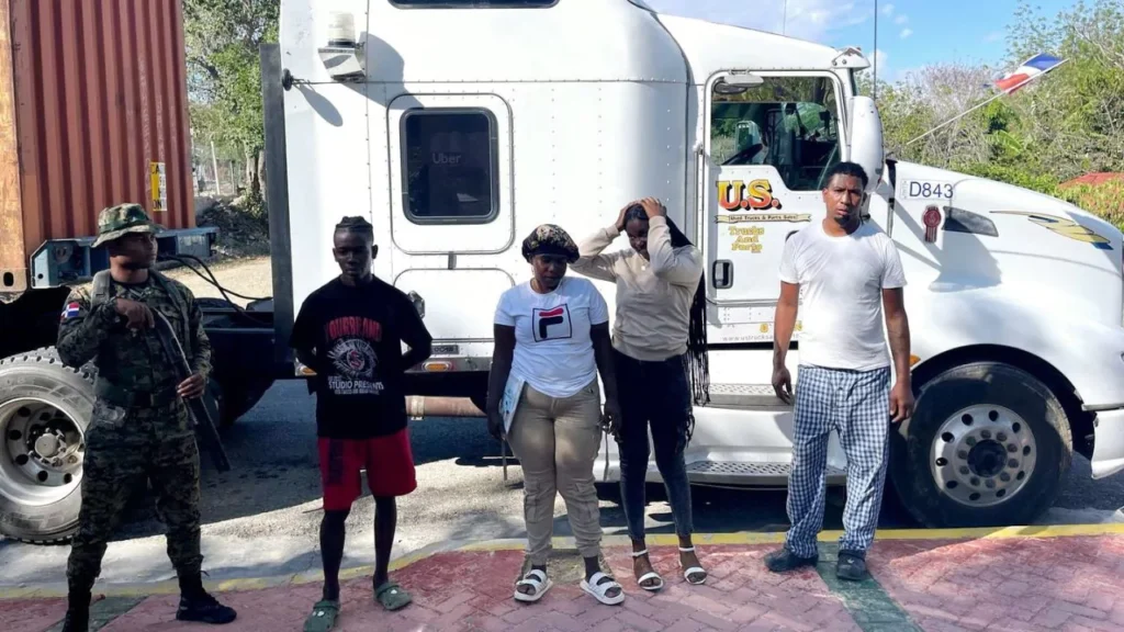 Arrestan a camionero en Elías Piña por transportar haitianos indocumentados en compartimentos ocultos