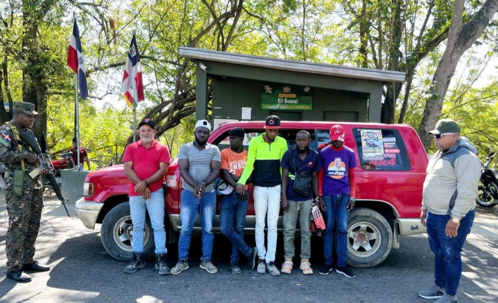 Detienen a 23 haitianos indocumentados y apresan dominicanos por tráfico migrantes en Valverde y Azua