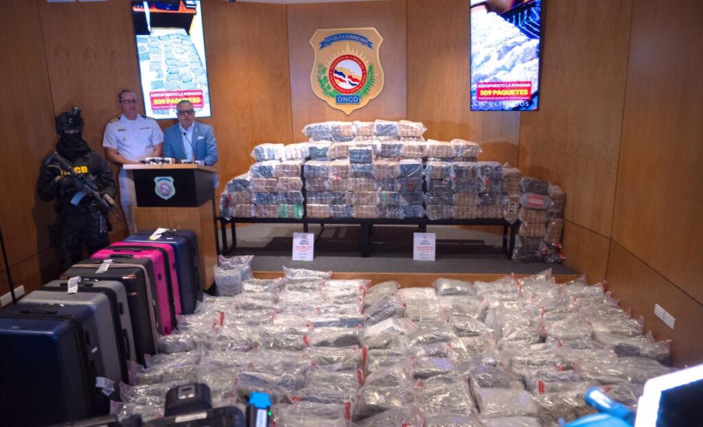 Incautan 509 paquetes de marihuana en La Romana; arrestan a siete canadienses