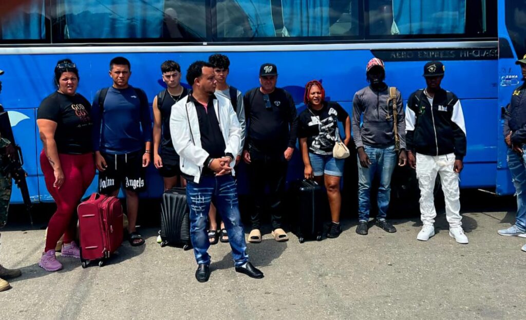 Detienen a cinco cubanos y tres haitianos en estatus migratorio irregular en Loma de Cabrera