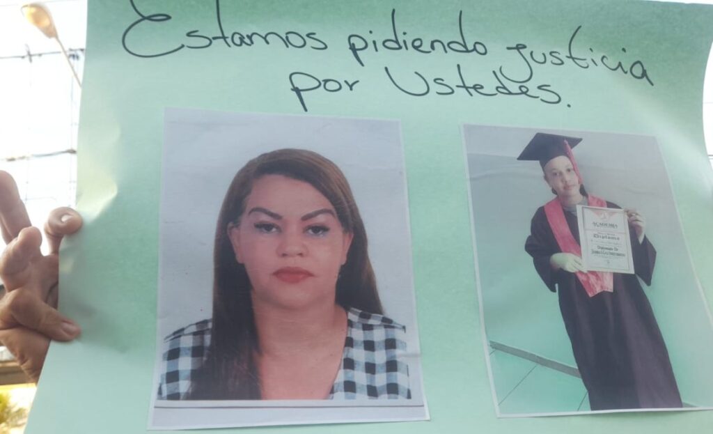 Familiares exigen captura de policía que mató a su pareja y a suegra hace dos meses en La Vega