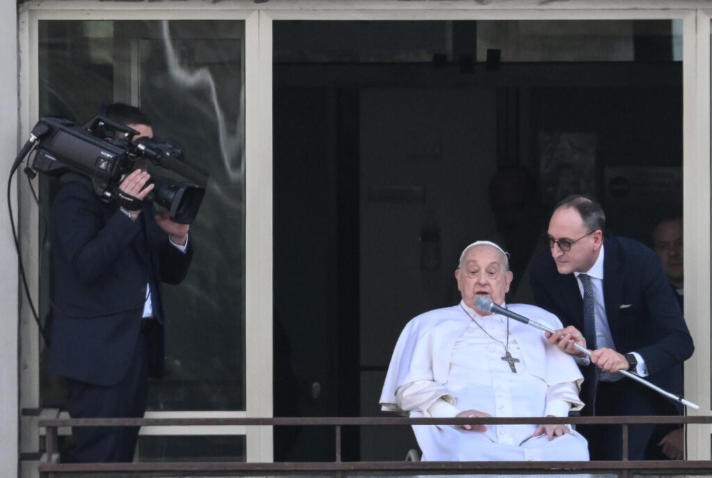 El papa estuvo a punto de morir dos veces: "Tuvimos que elegir entre dejarlo ir o probar con todo"
