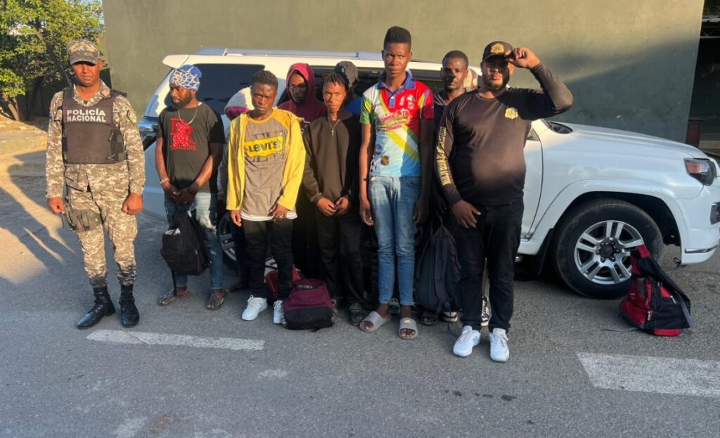 Detienen a 11 haitianos indocumentados iban en yipeta en Mao; conductor huye a pie