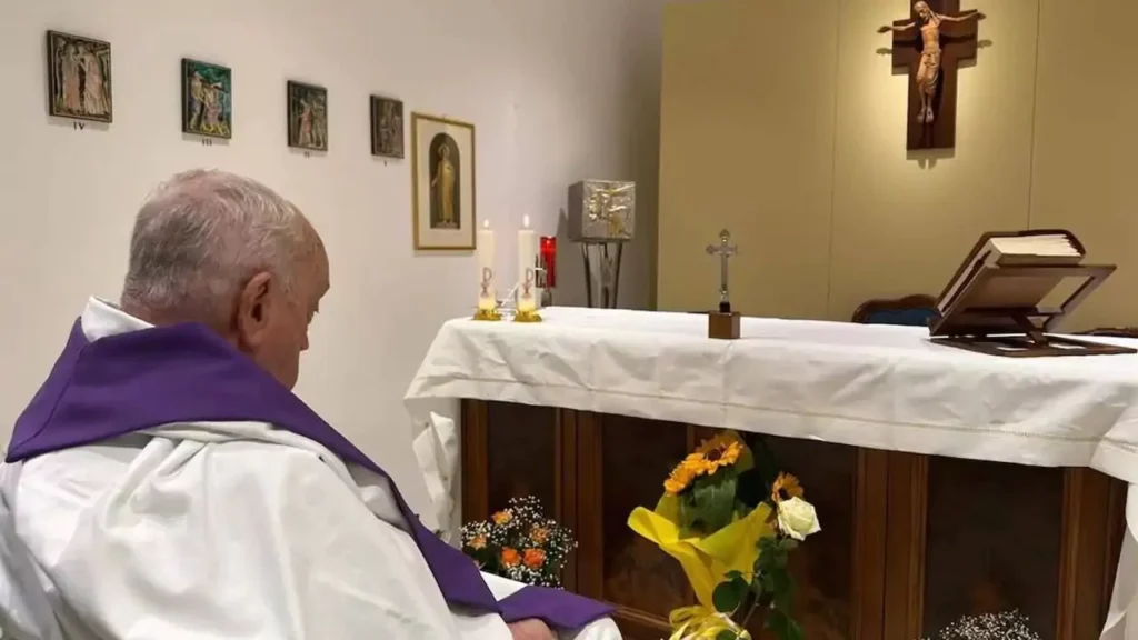 El papa pide "desarmar la Tierra" en una carta enviada desde el hospital a diario italiano