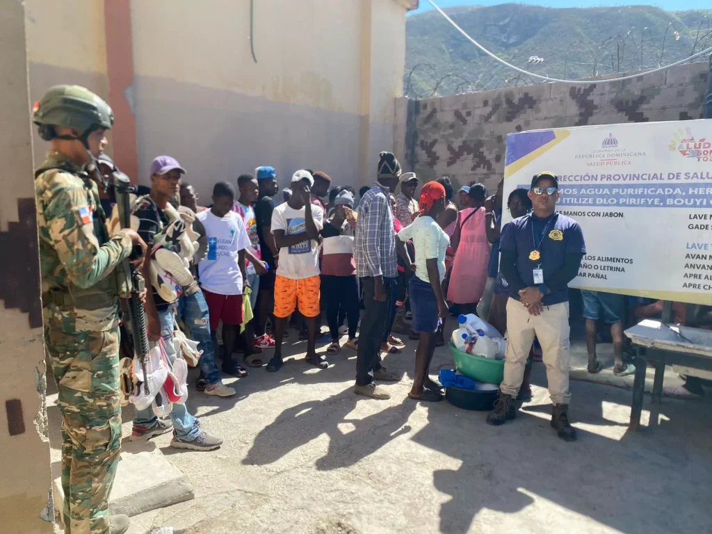Migración repatria a 322 haitianos detenidos en operativos en la frontera