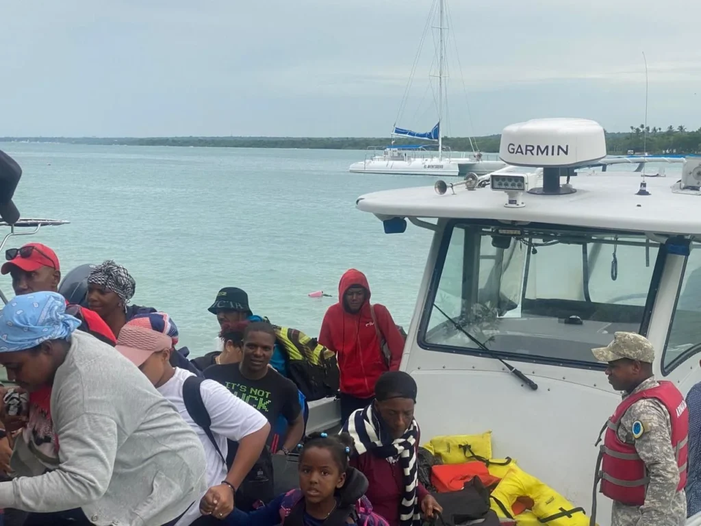 Armada Dominicana evacúa a 98 personas de Isla Saona ante el paso de la tormenta tropical Melissa Isla Saona