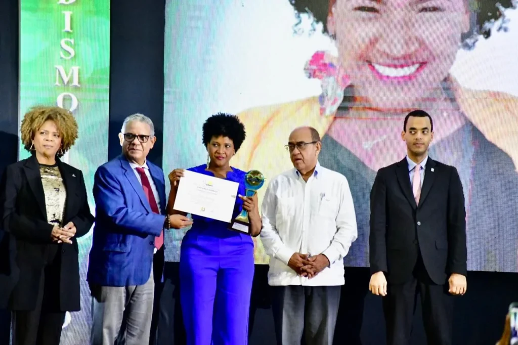 Periodista de Panorama Karina Jiménez, gana premio Periodismo Turístico Epifanio Lantigua Karina Jiménez