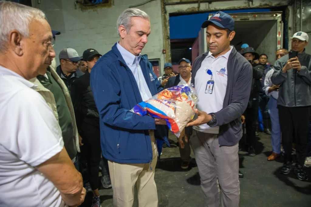 Abinader supervisó los alimentos que se están entregando a las poblaciones en alerta roja ante el paso de la tormenta Melissa Luis Abinader