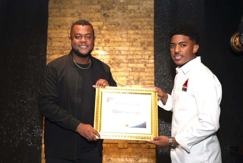 ‘Actívate con el Negro’ celebra ocho años de trayectoria con reconocimiento en Premios La Flor Actívate con el Negro