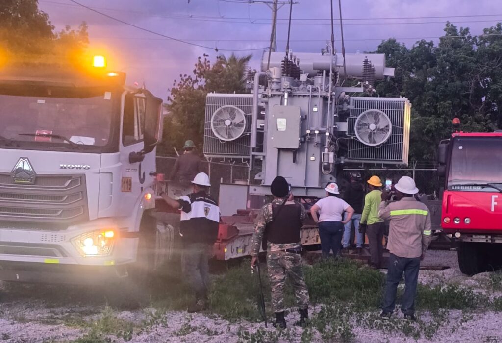 Edeeste traslada transformador a Miches tras incidentes que involucró al síndico de Nisibón Edeeste