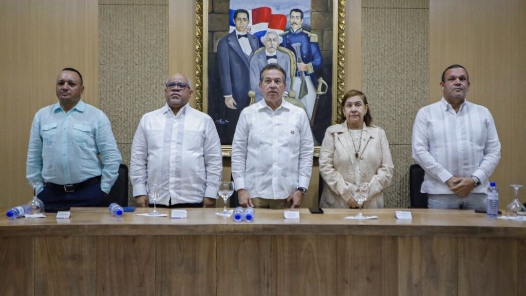 Gobierno entrega RD$50 millones en créditos a 232 prestatarios en Constanza