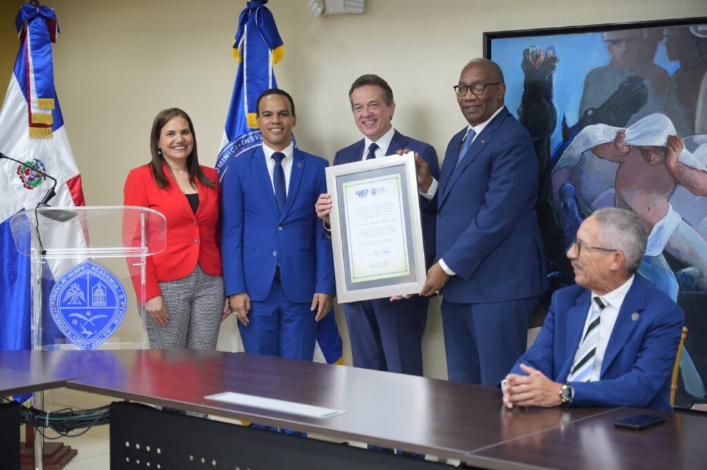 UASD reconoce a Víctor “Ito” Bisonó por su apoyo a proyectos de innovación y formación práctica UASD