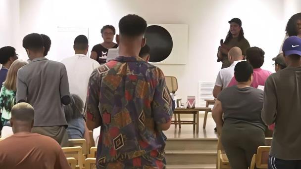 Arrestan en el AILA a dominicana imputada por ultraje al Himno Nacional Arrestan