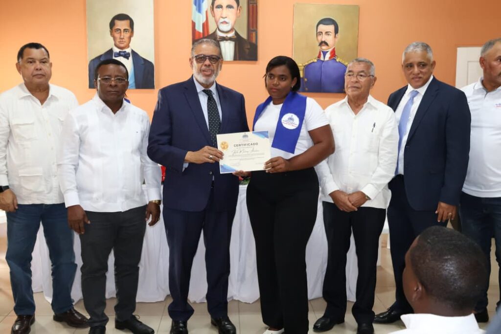 Desarrollo de la Comunidad capacita en barbería y belleza a residentes en Las Matas de Farfán Comunidad