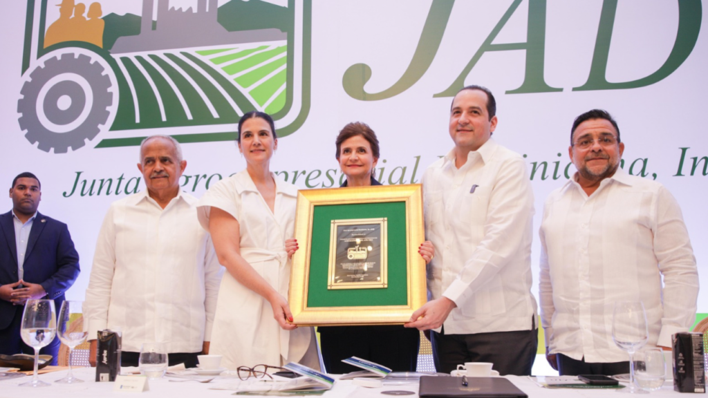 Raquel Peña encabeza reconocimiento “Agroempresa del Año 2025”, otorgado a CAEI Raquel Peña