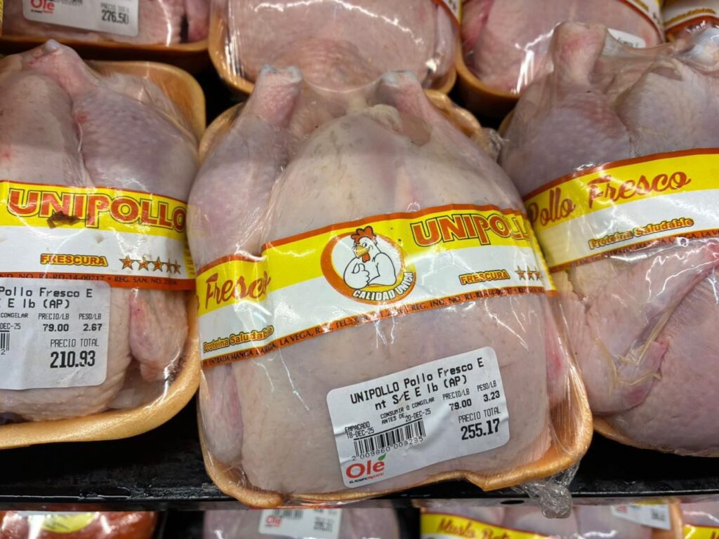 El precio del pollo se sitúa en RD$79 la libra en supermercados durante la temporada navideña pollo