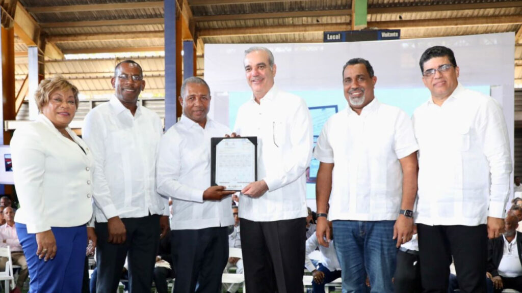 Presidente Abinader entrega 580 títulos de apartamentos en D. N., Santo Domingo Este y Norte Presidente Abinader