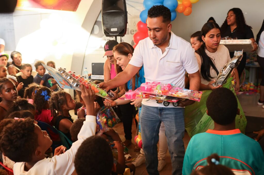 Regidor Víctor Jiménez incentiva el aprendizaje y la disciplina escolar en jornada de entrega de juguetes
