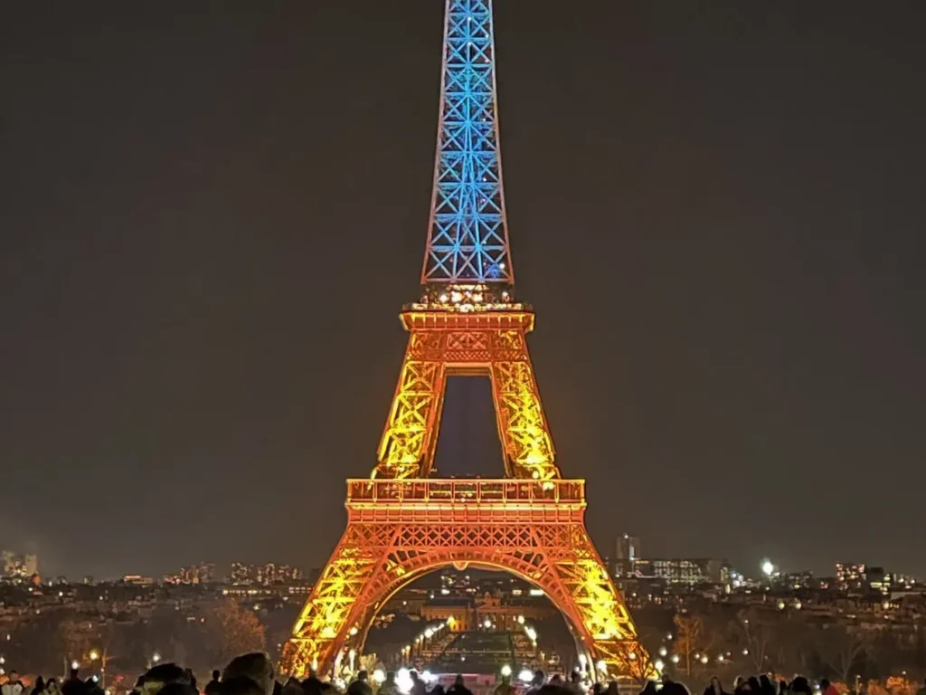 La Torre Eiffel se ilumina con los colores de Ucrania por el cuarto aniversario de la guerra Torre Eiffel