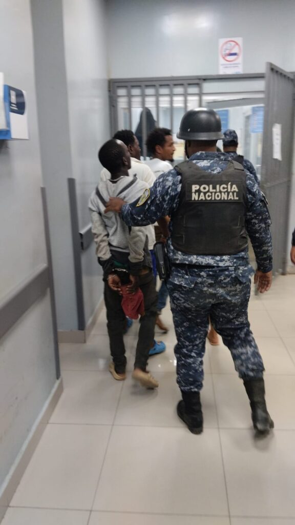 COMIPOL apresa tres hombres por lanzar piedras a conductores para atracarlos apresa