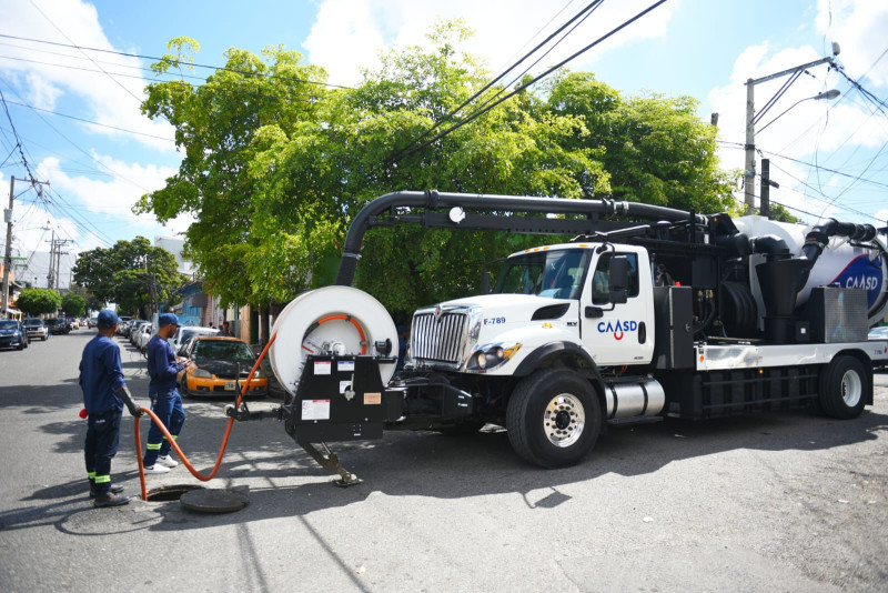 Hidrosuccionadores de la CAASD resuelven graves problemas de taponamiento en sistema sanitario CAASD
