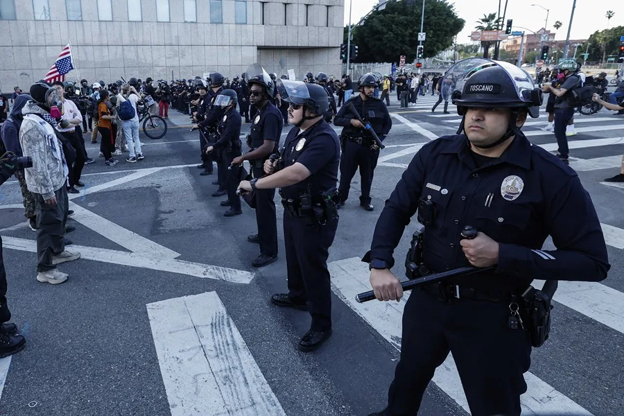 Más de 80 detenidos en protestas contra Trump en Los Ángeles, Denver, Portland y Dallas detenidos