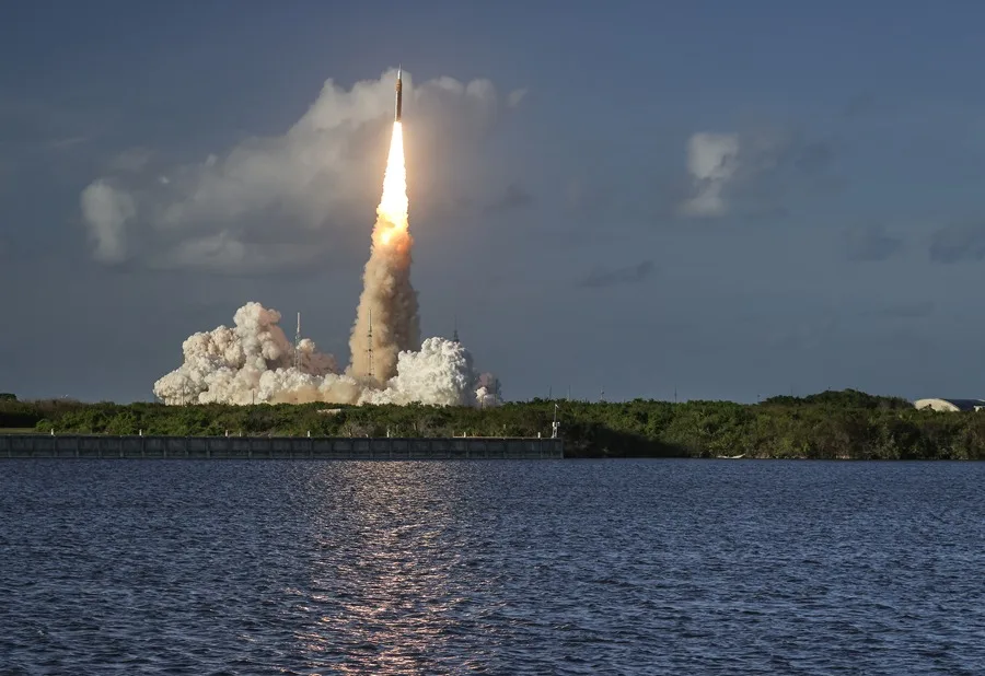 La NASA confirma el éxito de la inyección translunar de Artemis II pese a incidentes menores Artemis