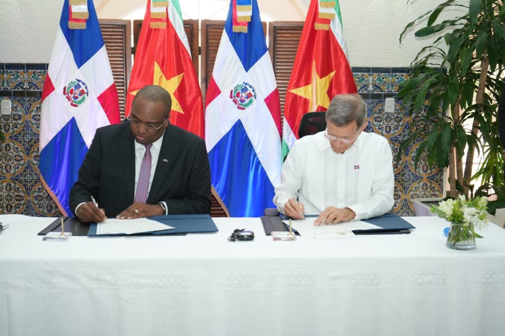 República Dominicana y Surinam acuerdan estrechar lazos bilaterales tras reunión entre sus cancilleres República Dominicana y Surinam