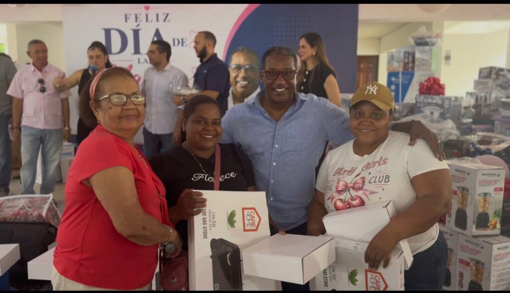 Agustín Burgos celebra Día de las Madres junto a más de 1,000 mujeres que respaldan su labor social en La Vega Agustín Burgos