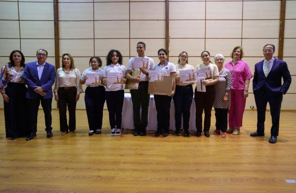 Fundación Macarrulla y Museo de la Resistencia reconocen a estudiantes ganadores del Séptimo Concurso de Ensayos por la Libertad estudiantes